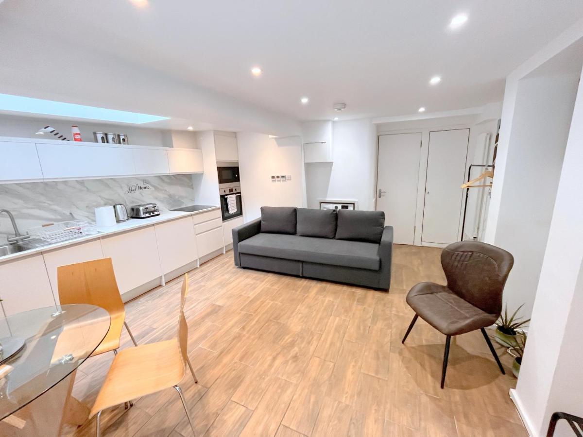 Two Bedroom Flat With Private Patio In Battersea London Exterior foto