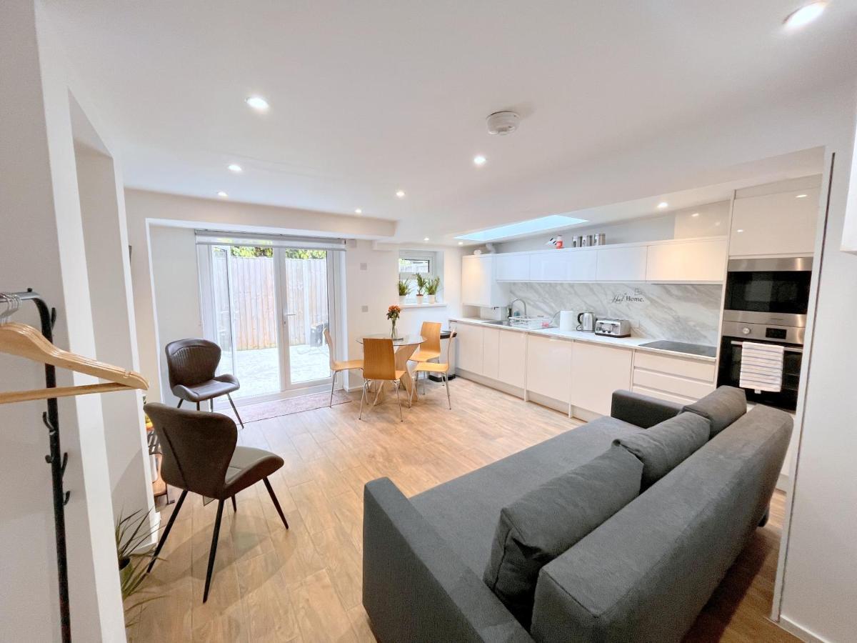 Two Bedroom Flat With Private Patio In Battersea London Exterior foto