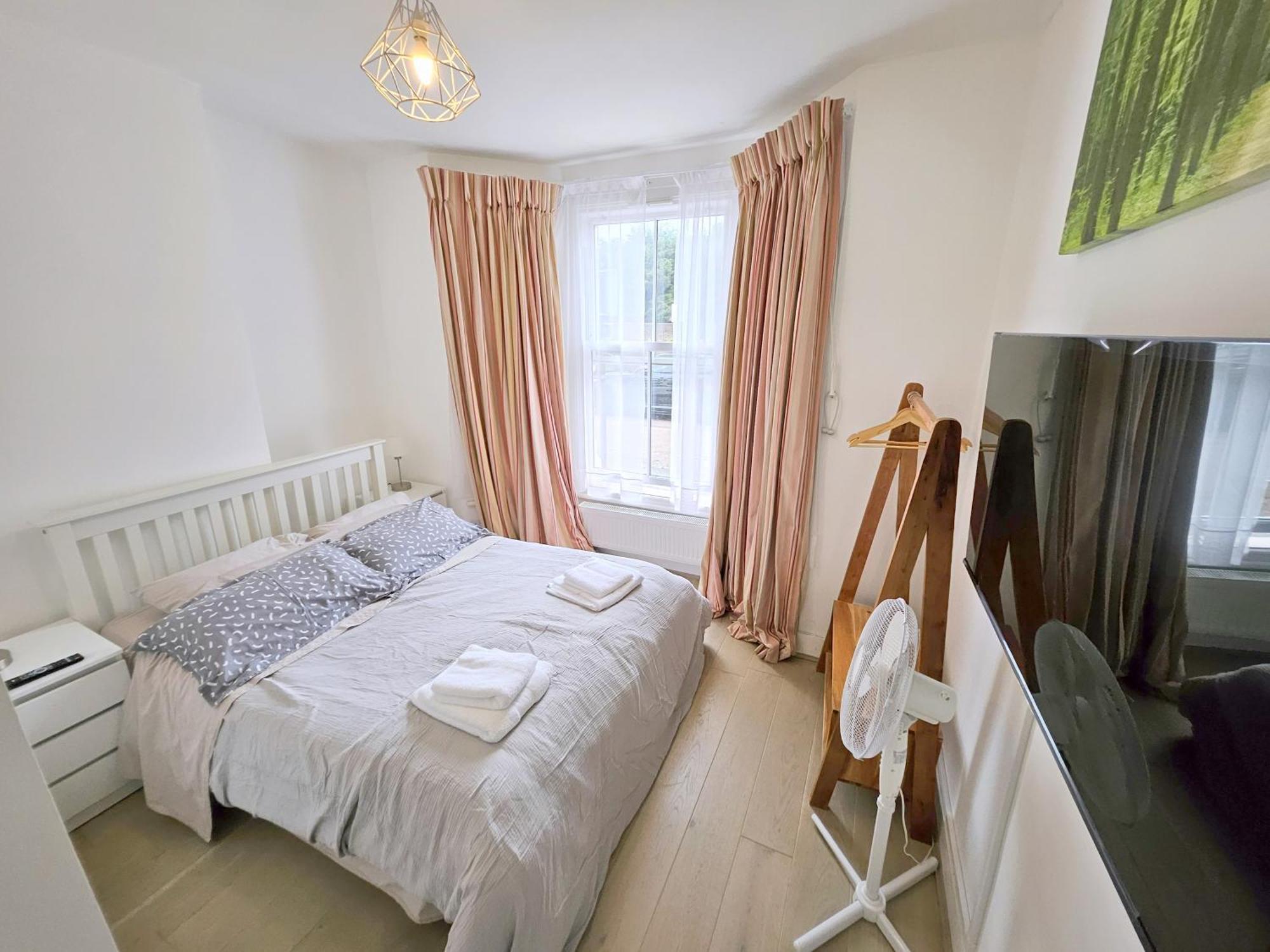 Two Bedroom Flat With Private Patio In Battersea London Exterior foto